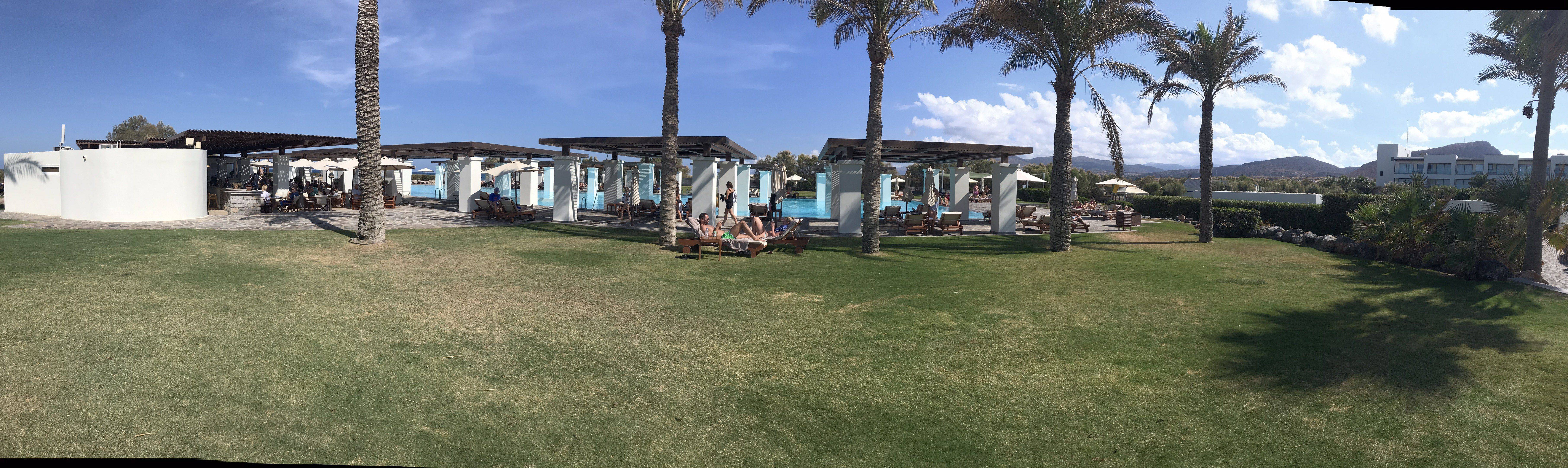 Grecotel Amirandes Blick auf Liegewiese am Pool