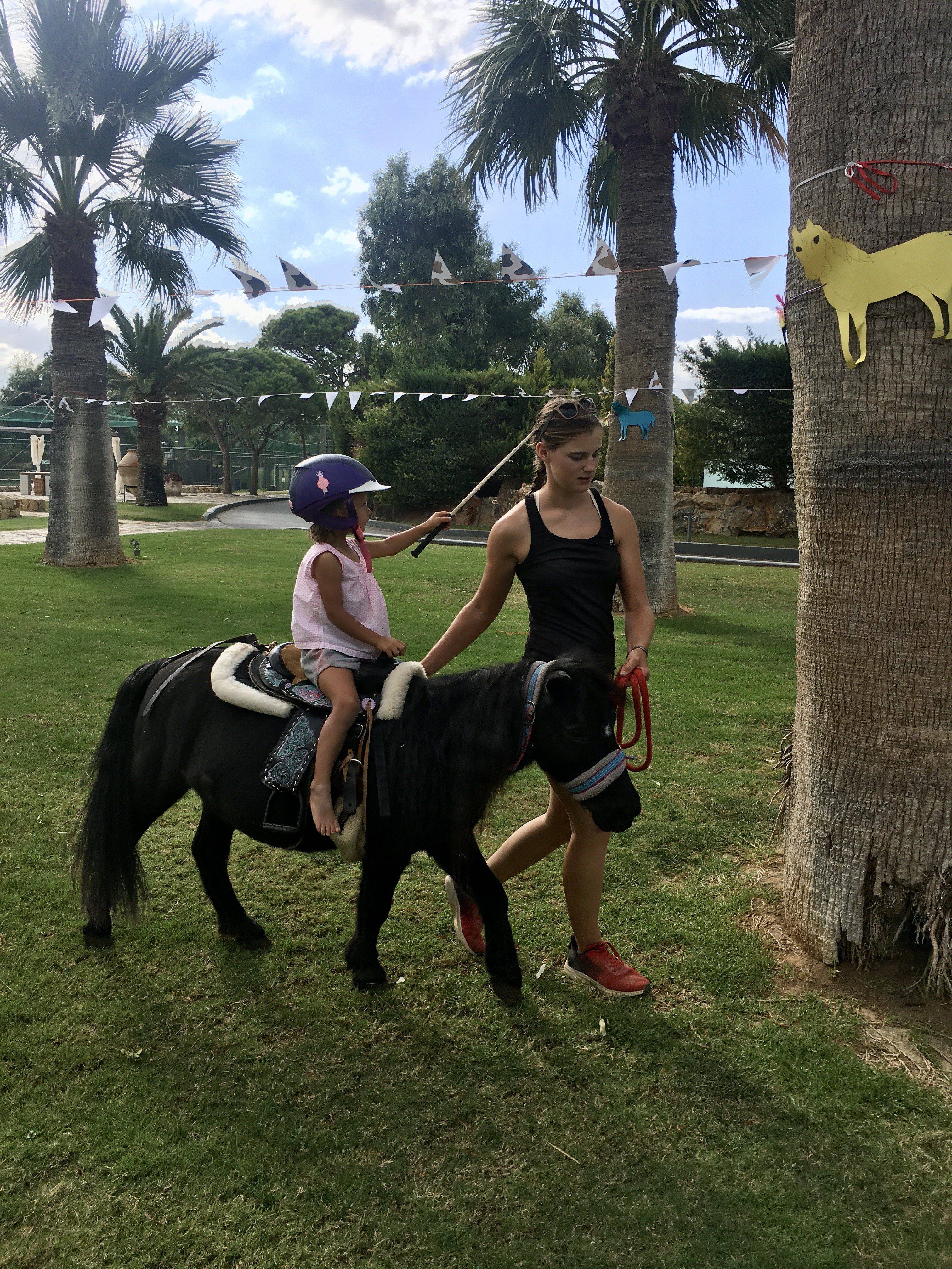 Ponyreiten im Grecotel Amirandes