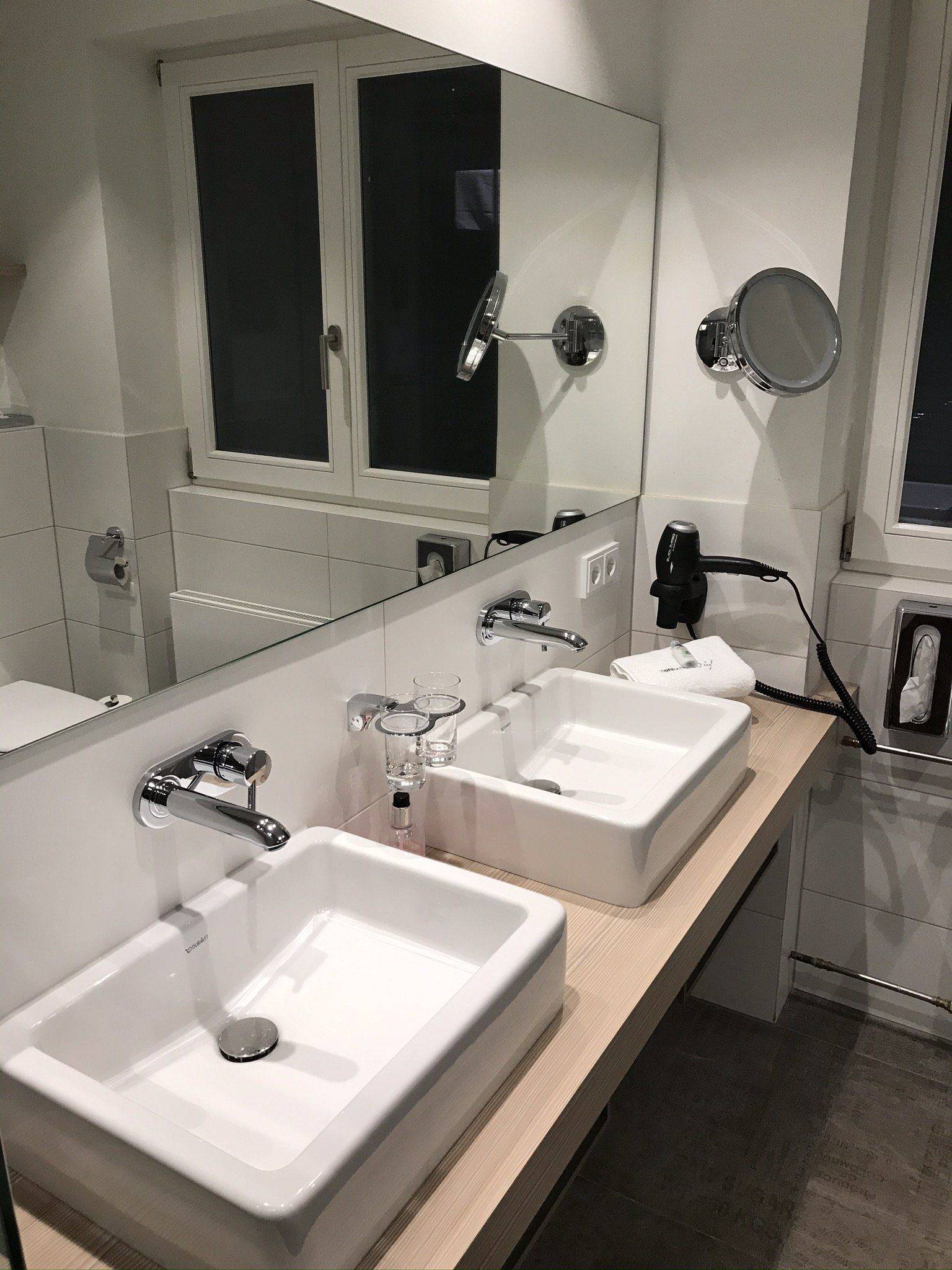 Kirnbacher Hof Familienzimmer Doppel Waschbecken