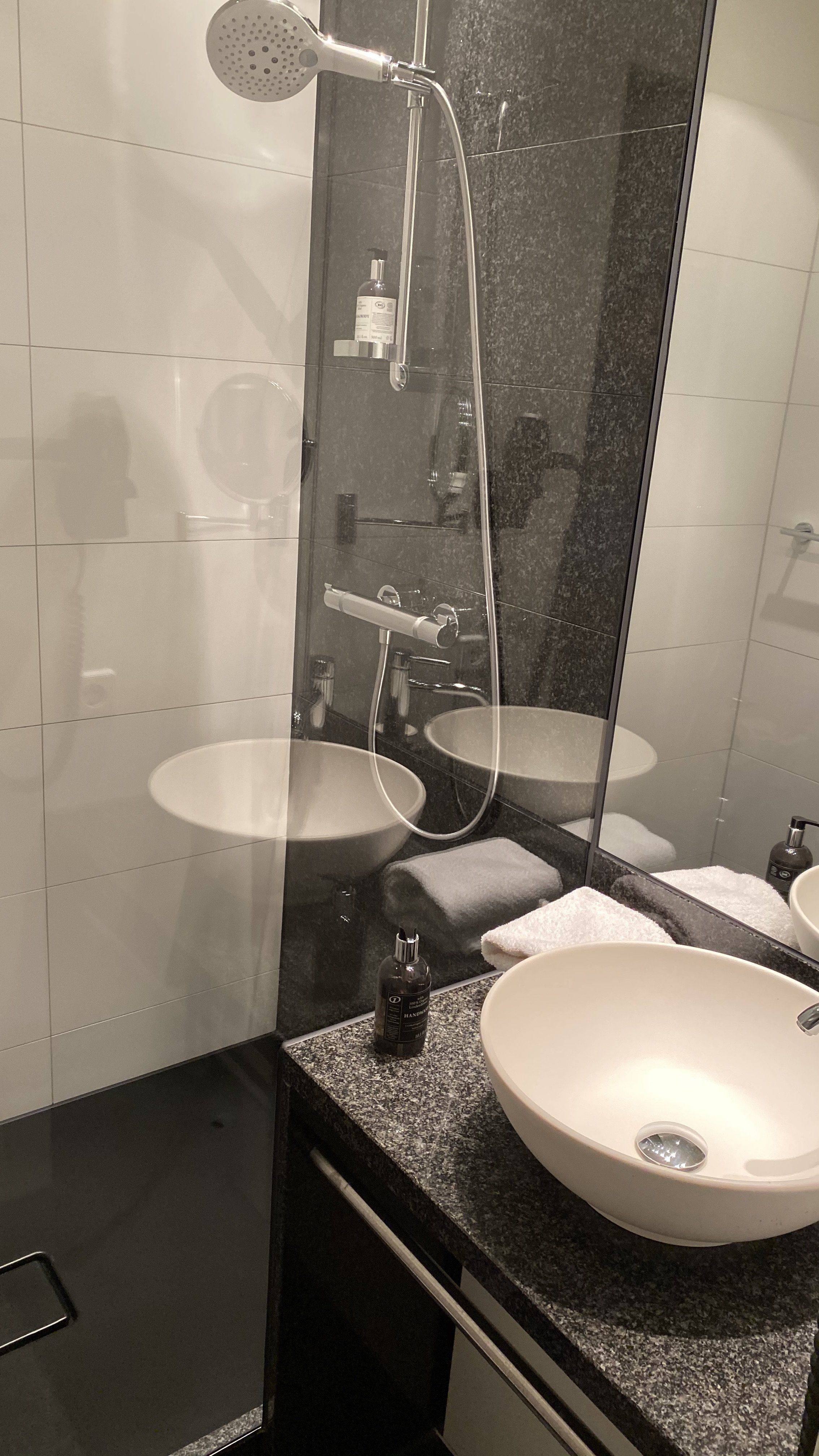Motel One München Bad