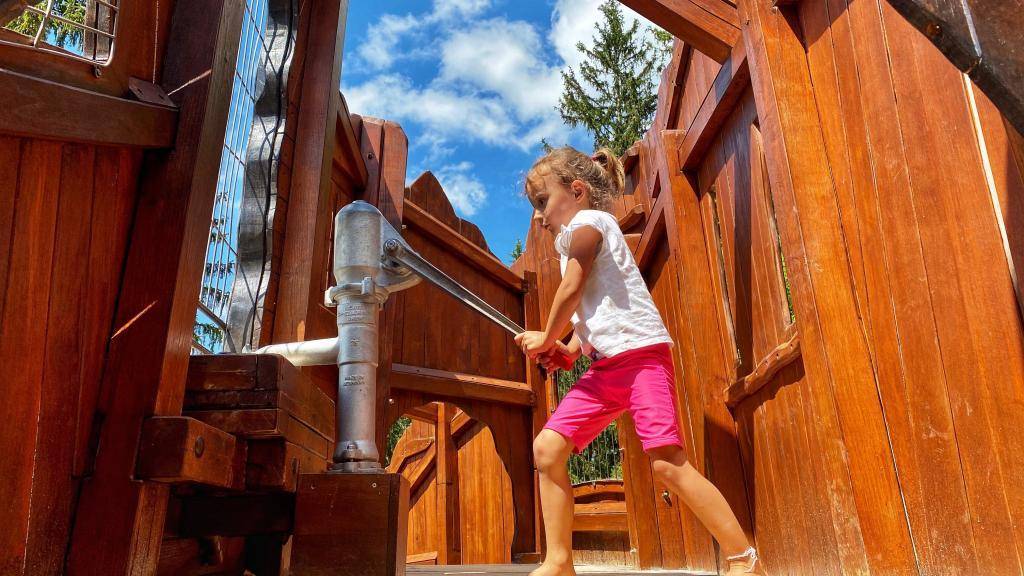 Alpsee Bergwelt Wasser Pumpe Spielplatz