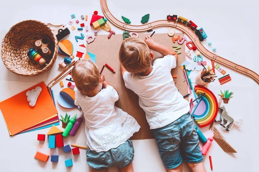 Kinder_spielen_zu_Hause