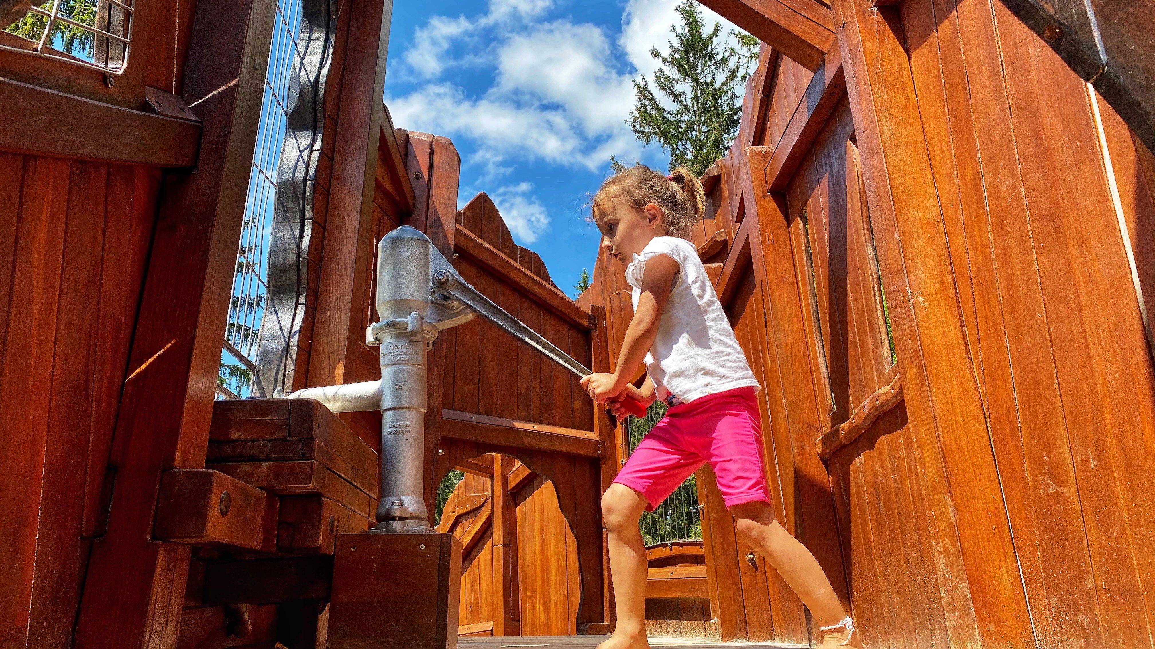 Alpsee Bergwelt Wasser Pumpe Spielplatz