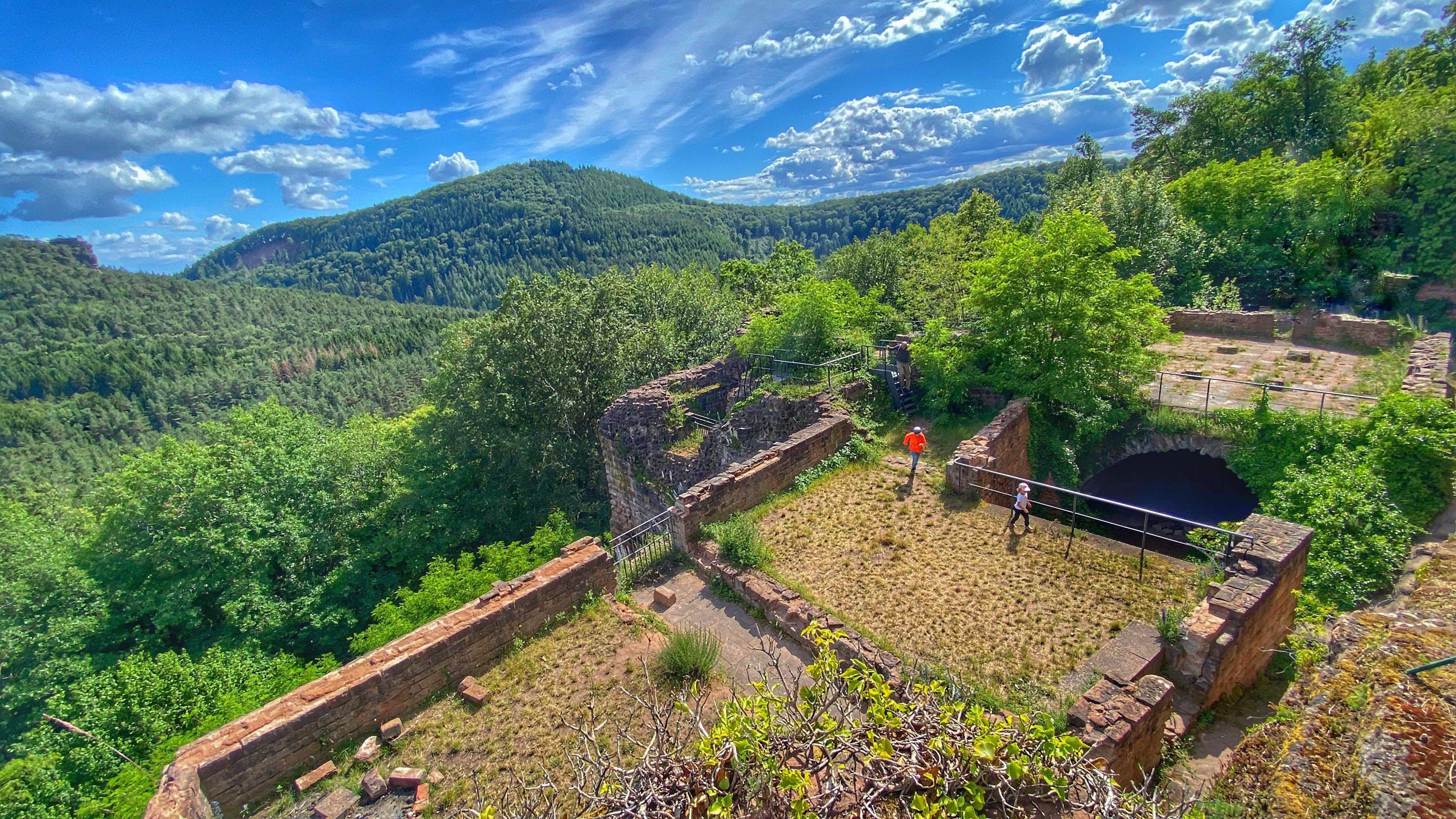 Burgruine Drachenfels Innenhof