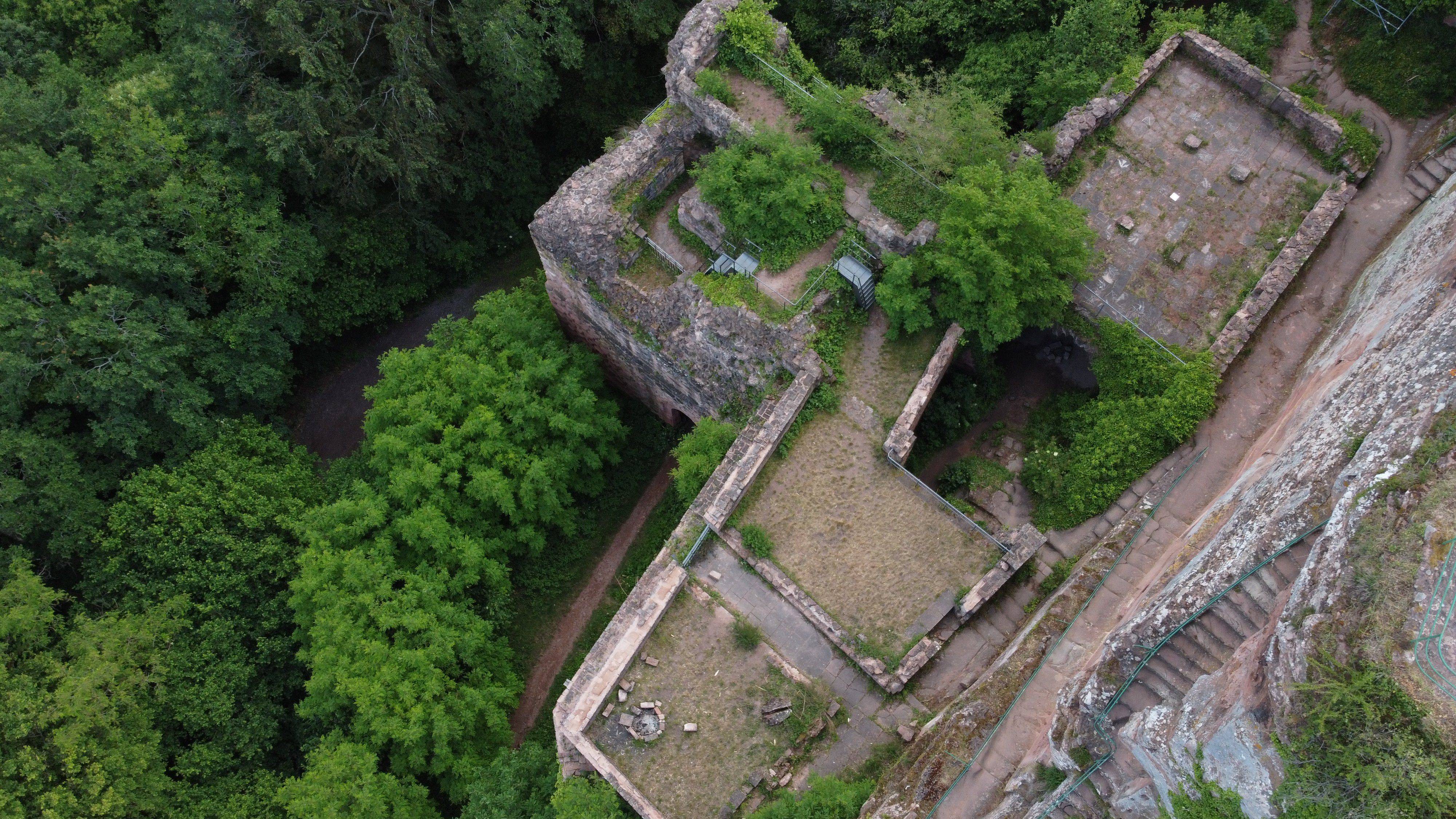 Burgruine Drachenfels Innenhof
