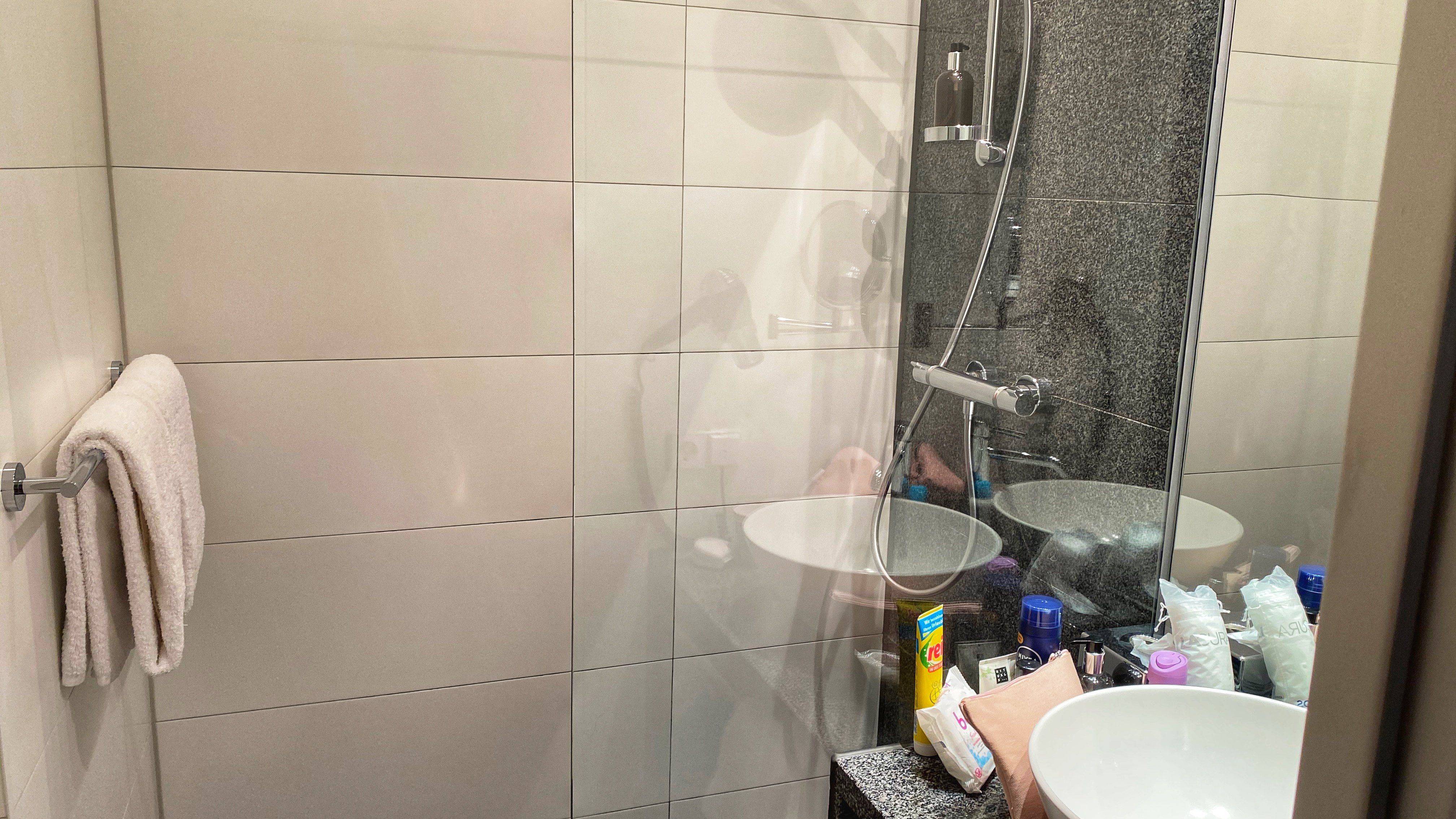 Motel One Hamburg am Michel Bad Familienzimmer