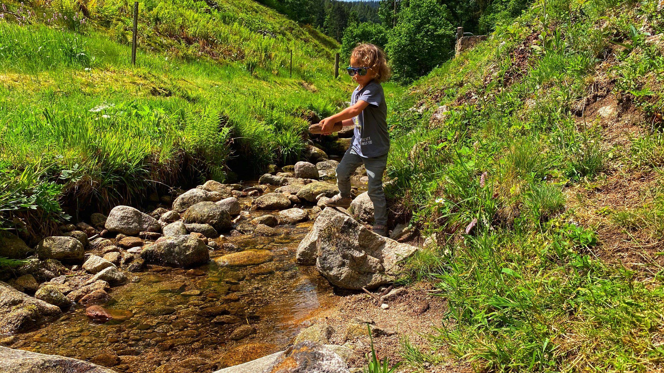 Bachlauf Kinder Glücksweg