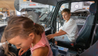 Kinder im Unimog