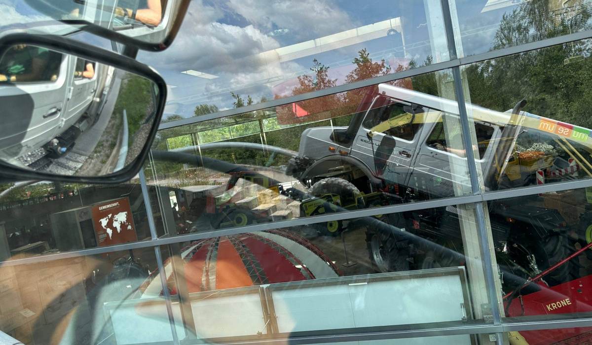 Spiegelbild Unimog im Anstieg