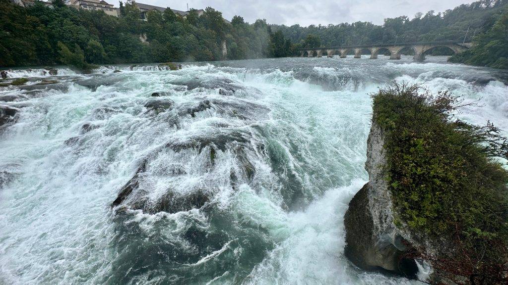Mitten im Rheinfall auf der Felsen Plattform
