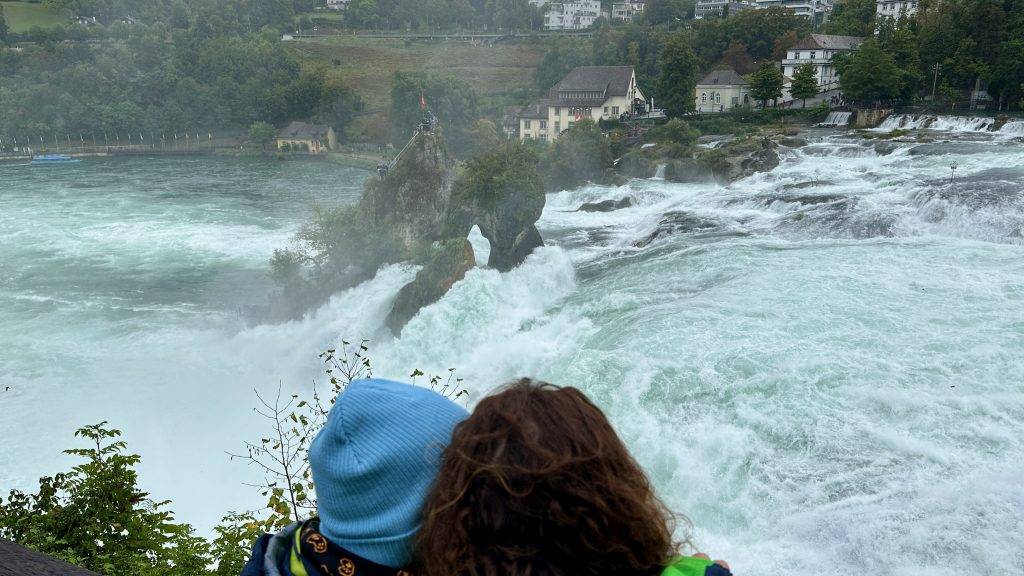 Aussicht auf den Rheinfall und der Aussichtsplattform mitten im Rhein
