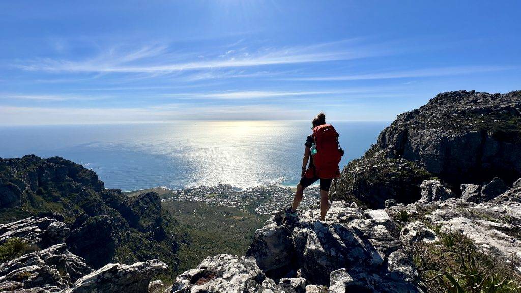 Aussicht auf Camps Bay und der Küste vom Tafelberg Gipfel aus