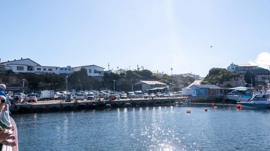 Einfahrt zum kleinen Hafen vom Meer aus