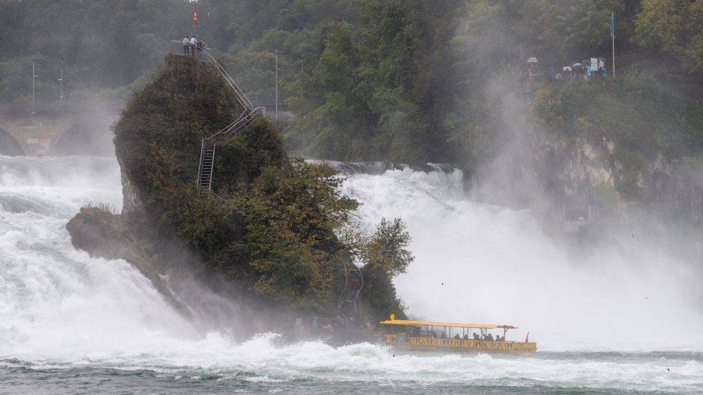 Ausflugsboot der Felsentour beim Anlegen am Felsen mitten im Rheinfall