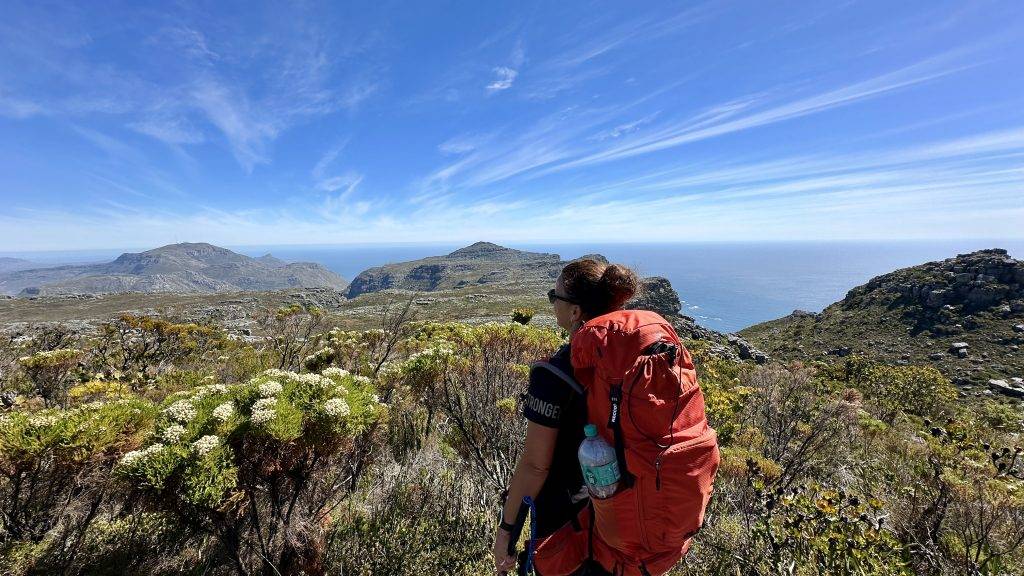 Ausblick auf das Hinterland während des Aufstiegs hinauf zum Tafelberg in Kapstadt