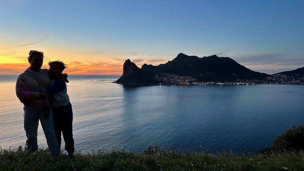 Aussicht bei der Abenddämmerung auf die Hout Bay vom Picknick Platz am Chapman's Peak