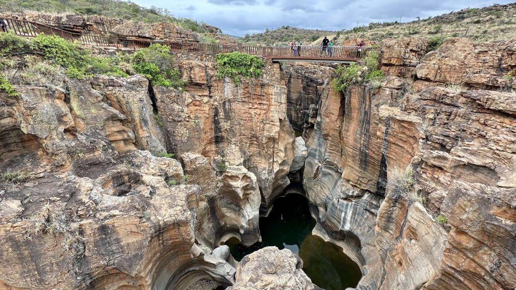 Aussicht auf die die tiefe Schlucht bei den Bourkes Luck Potholes