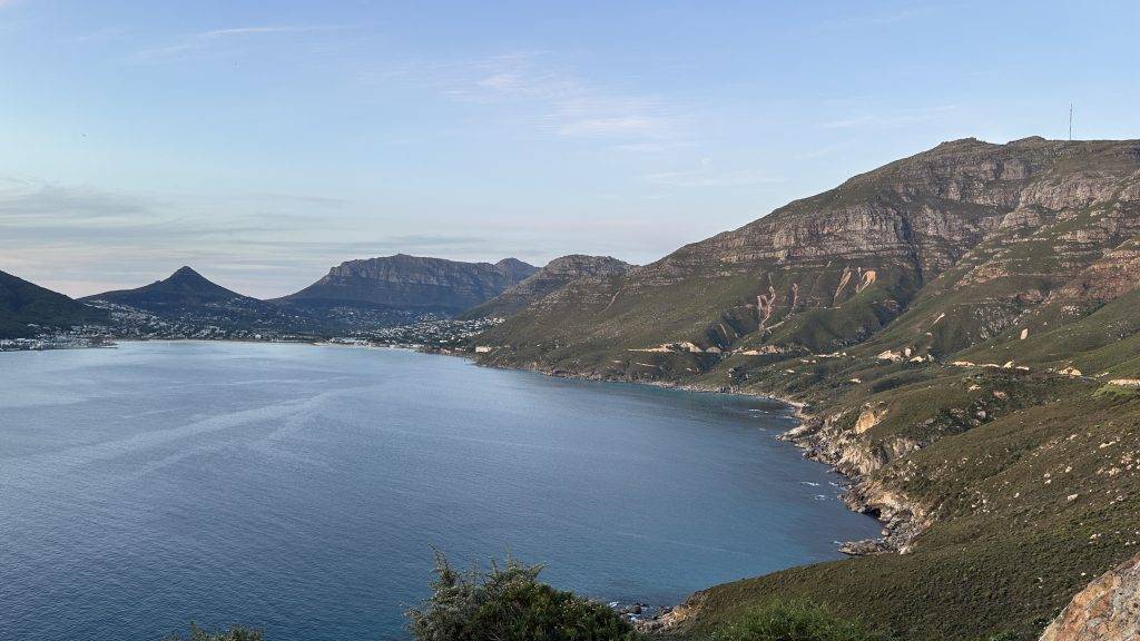 Panorama Aussicht auf den Chapmans Drive entlang der Küste bei Kapstadt