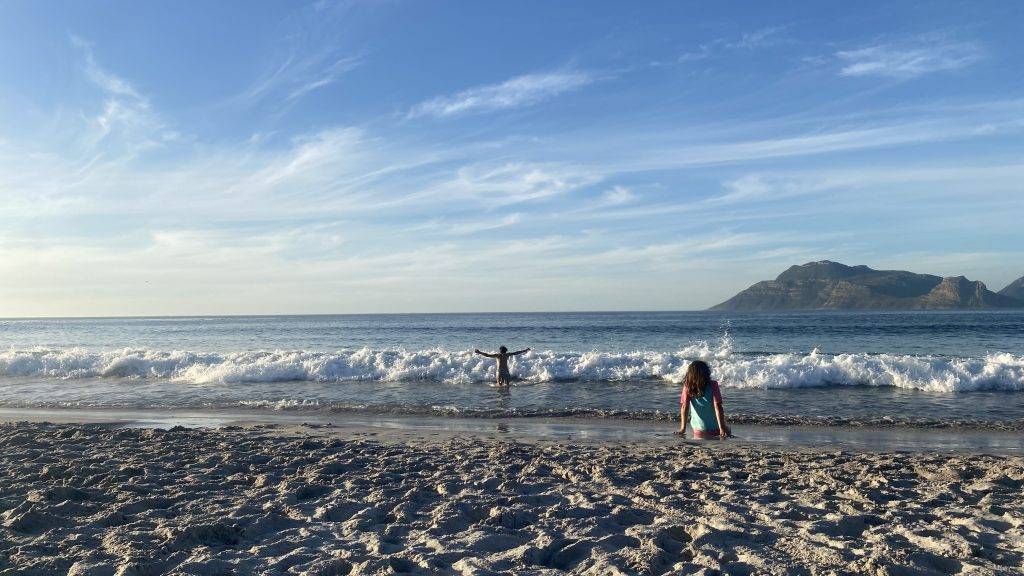 Baden im kühlen Atlantik beim einsamen Kommetjie Beach