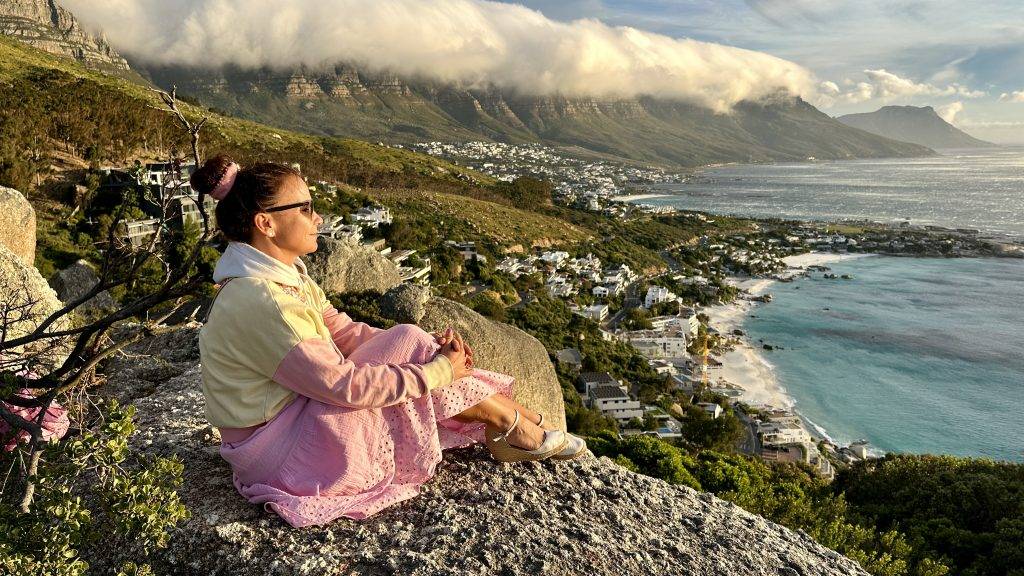 Aussicht vom Lions Head auf die Wolken umhangenen 12 Apostel in der Abendämmerung