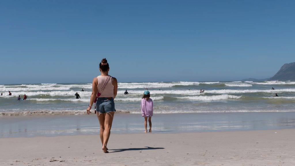 Strand Spaziergang bei den Surfern am Muizenberg Beach