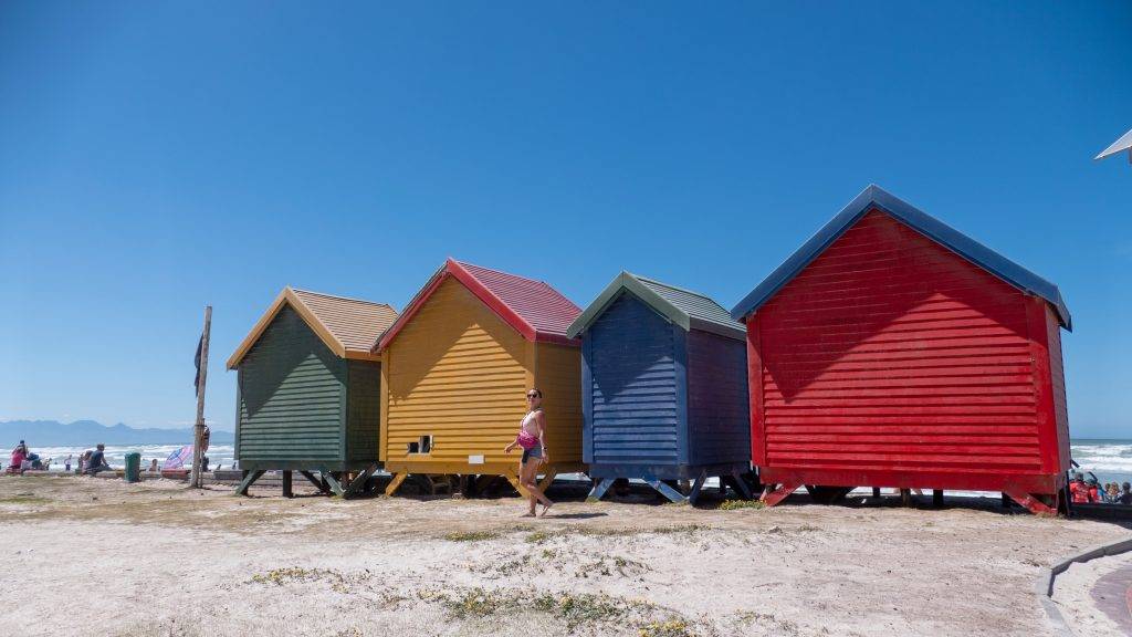 bunte Häuser am Muizenberg Beach mit Blick auf das Meer