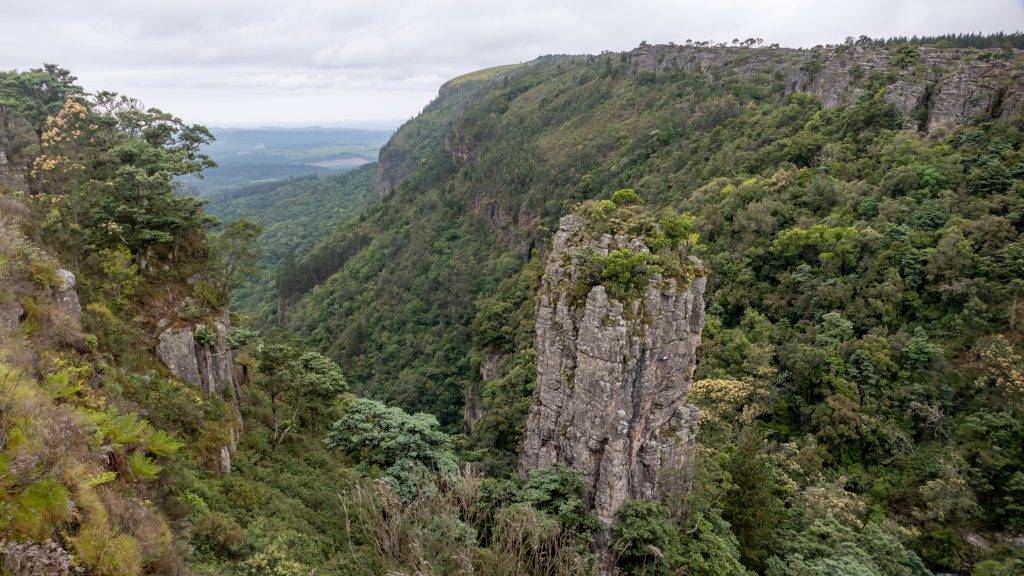 Aussicht auf den Pinnacle Rock. dem senkrechten Pin in einer breiten Schlucht