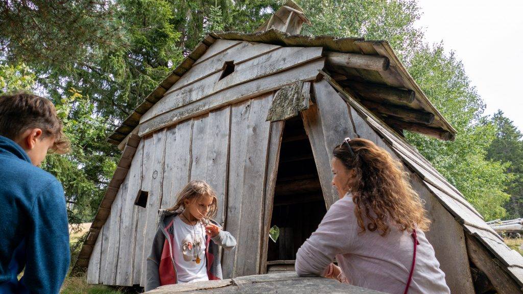kleine Pause am Hexenhäuschen auf dem Zauberwaldpfad in Bernau