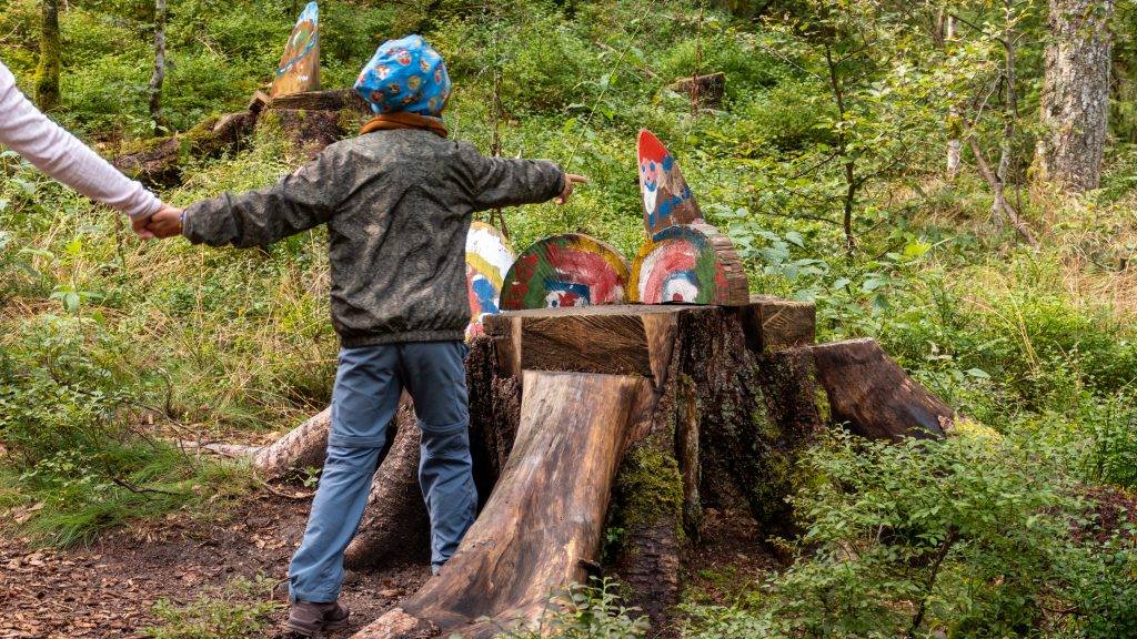 Holzwichtel vom Bernauer Kindergarten, entlang des Zauberwald Pfades im Hochschwarzwald