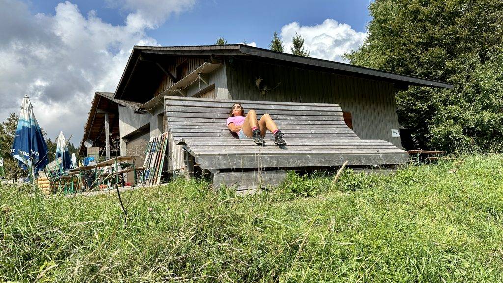 riesige Sonnenliege am Ende und Anfang des Zauberwald Pfads in Bernau mit Gastronomie