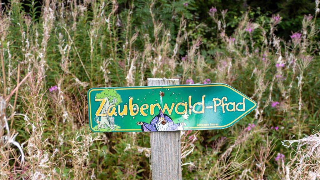 Zauberwald Pfad Wegweiser im Hochschwarzwald