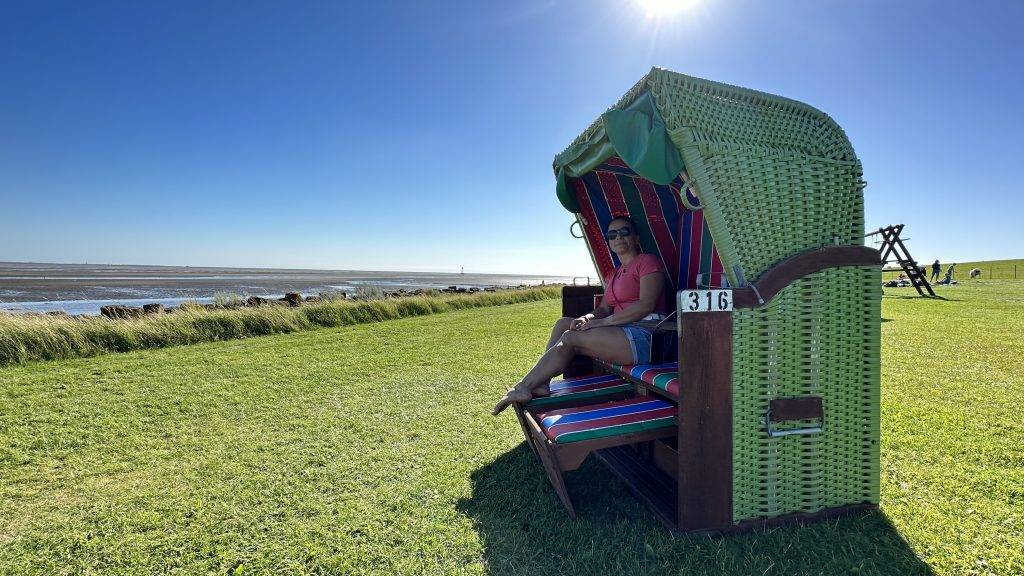 grüner Strand mit Strandkorb in Pellworm