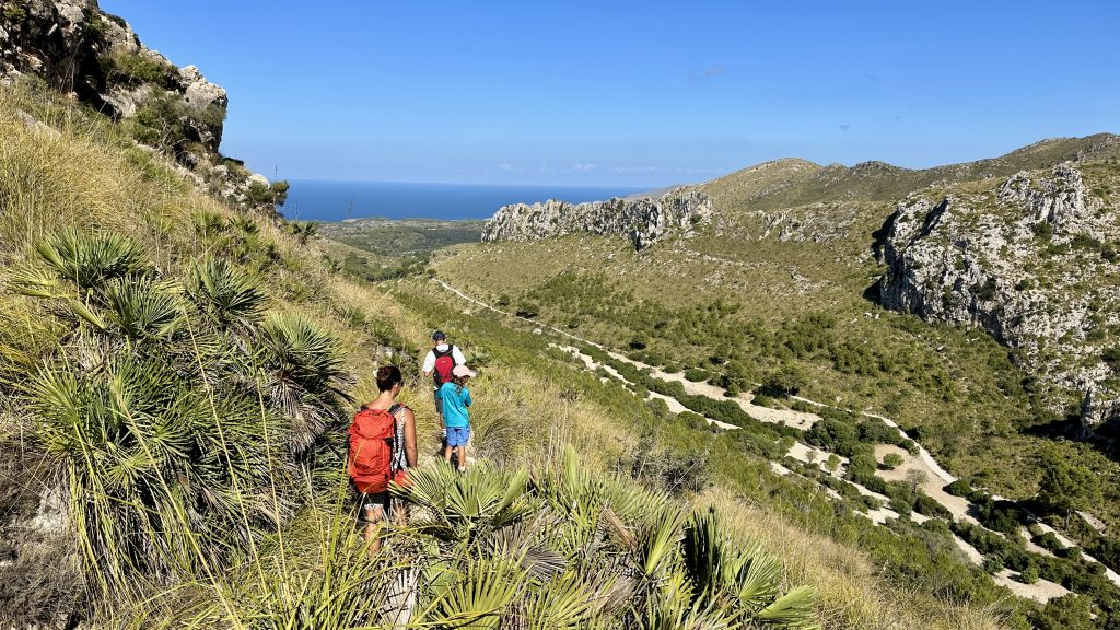 Wandernmit Blick auf das Meer durch die hügelige Landschaft des Nationalparks Llevant auf Mallorca