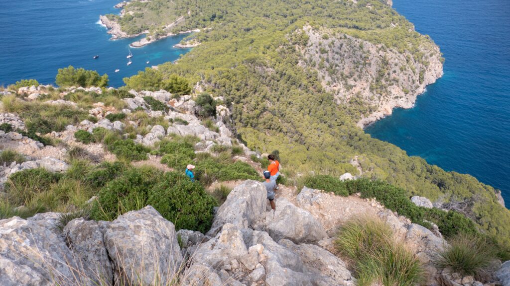 extrem steiler, steiniger Aufstieg hinauf zu Aussichtplattform mit Blick auf eine kleine Halbinsel umgeben vom Mittelmeer