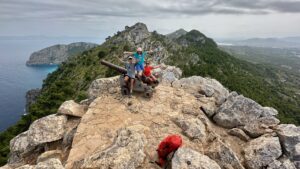 ganz oben am Berg, eine atemberaubende Aussicht auf die Berge, das Meer und die Küste von Alcudia