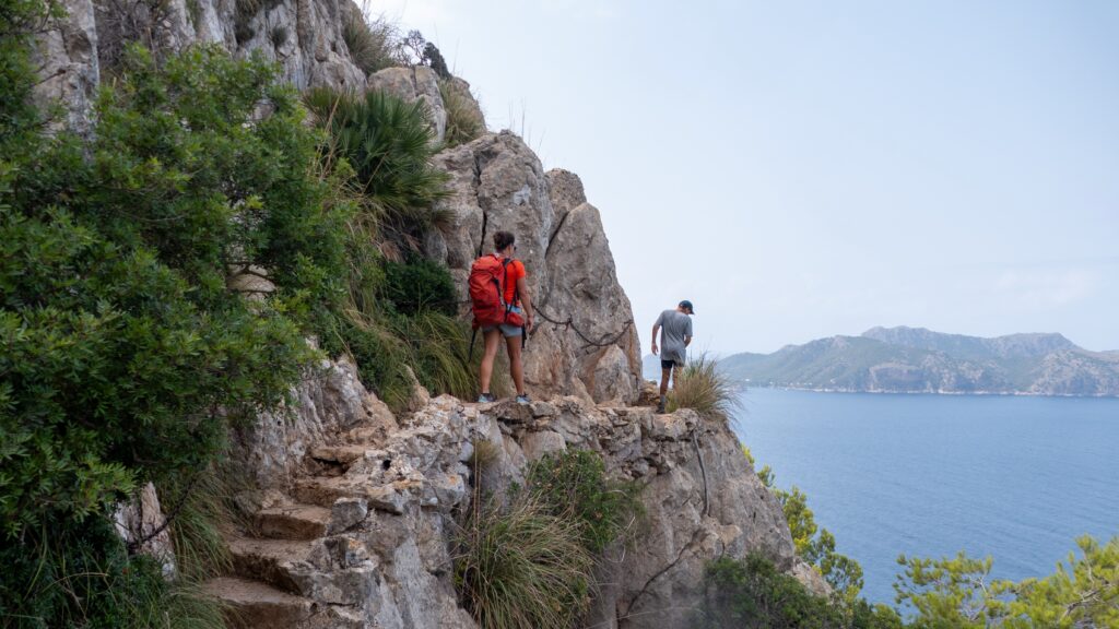 Steintreppe entlang der Steilklippe mit Drahtseil zum Festhalten