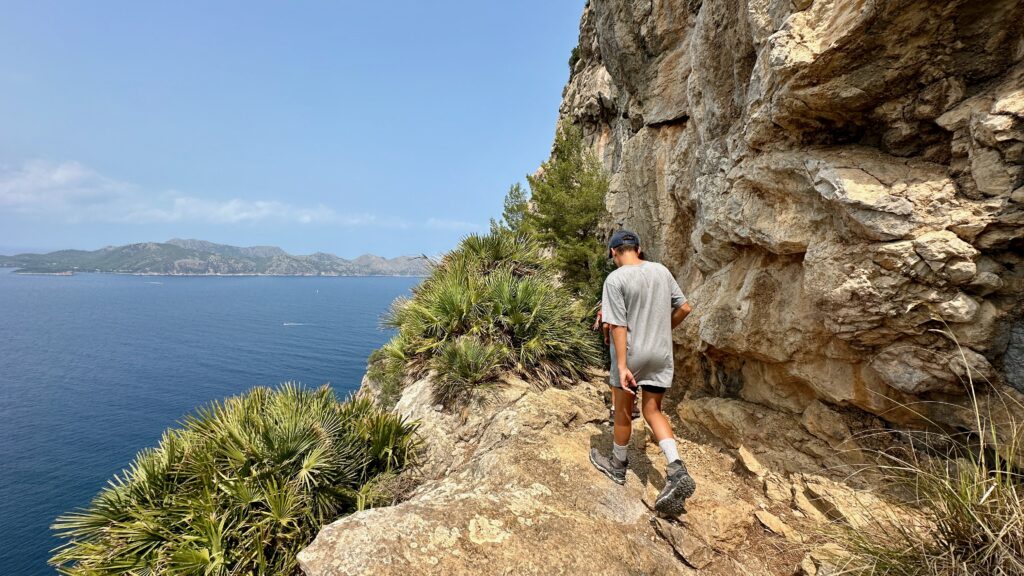 Wandern entlang der schmalen Steilküste, steil unter uns das blaue Mittelmeer