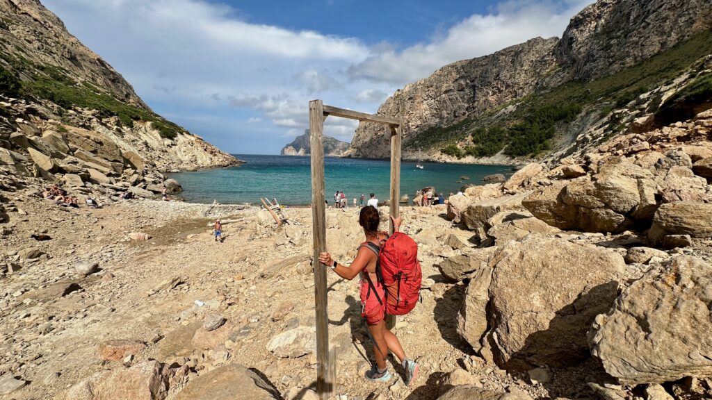 alleinstehender Türrahmen mit Blick auf die Naturbucht, umringt von hohen Felsen