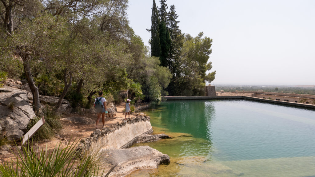 großer angelegter Teich zum Picknicken und Aussicht genießen auf die Ebene von Mallorca