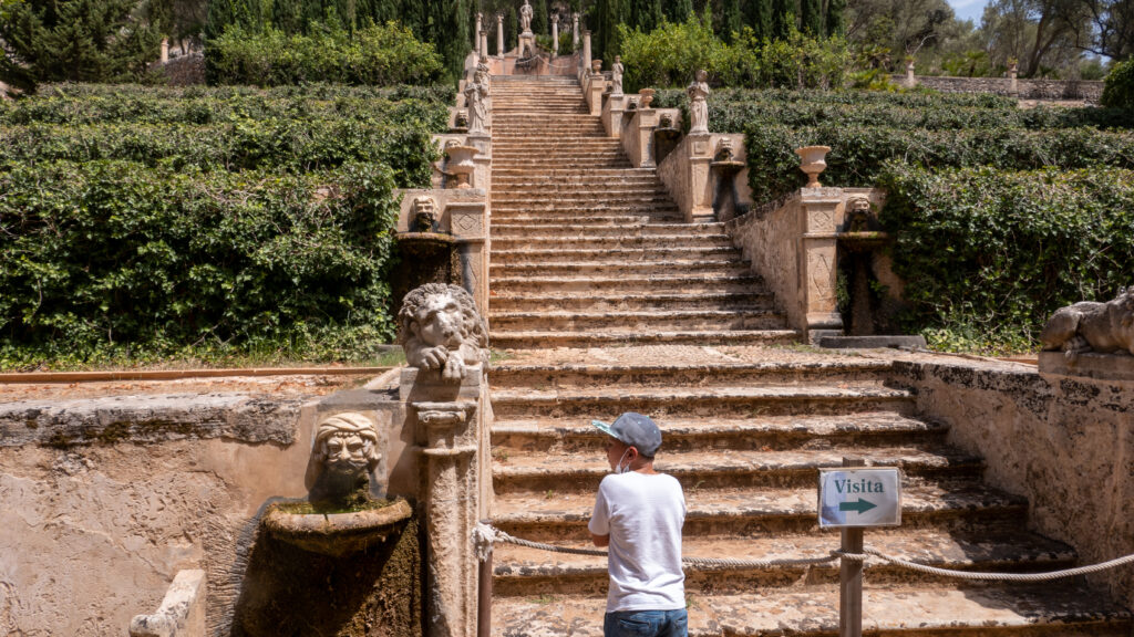 Steintreppe hinauf zur den äußeren Gärten des Landgut Raixa