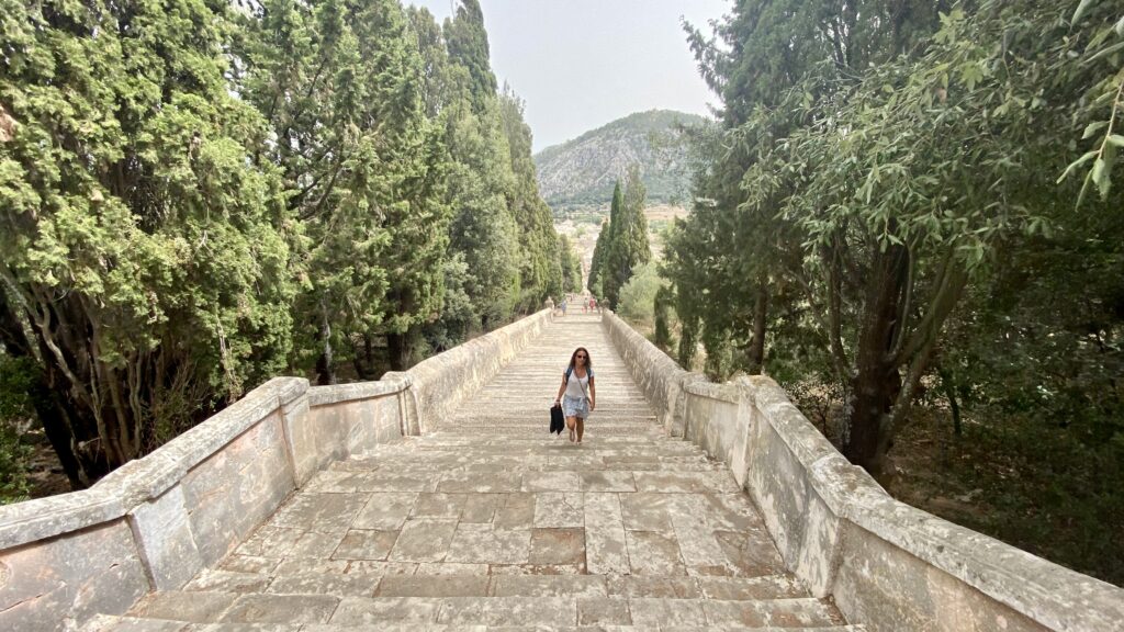 weiter Blick entlang der 365 stufigen Steintreppe hinunter in die Altstadt von Pollenca.