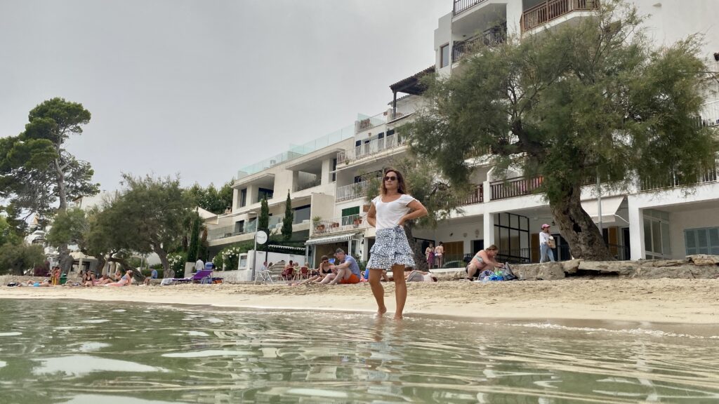 schmaler Strandstreifen mit Strand Villen direkt hinter dem Strand