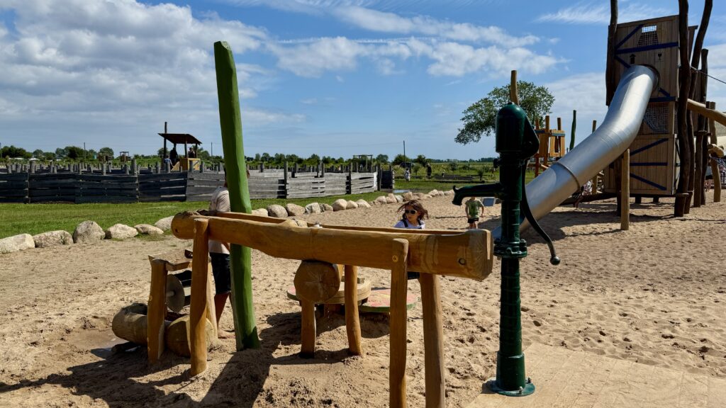 Wasserspielplatz mit Brunnen und Röhrenrutsche