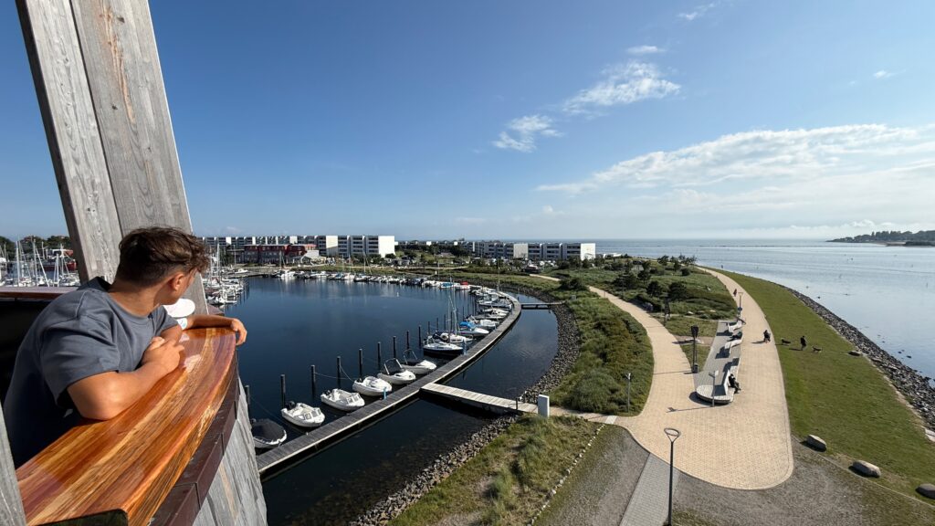 Aussichtsturm mit Blick auf die Landspitze und dem Yatchhafen