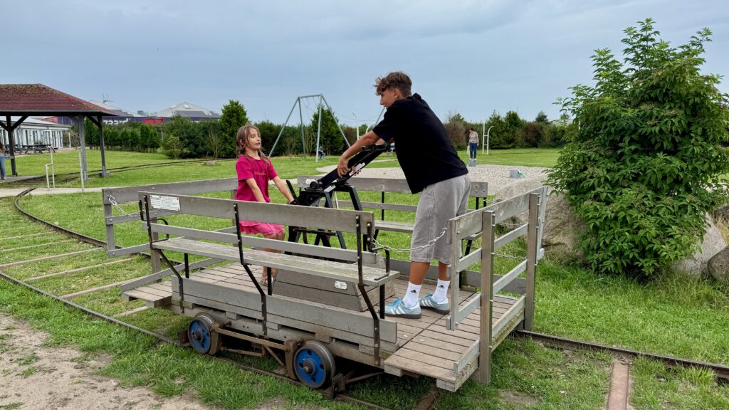 handbetriebene Draisine auf Schienen, die nur mit Muskelkraft sich auf dem Parcours bewegt