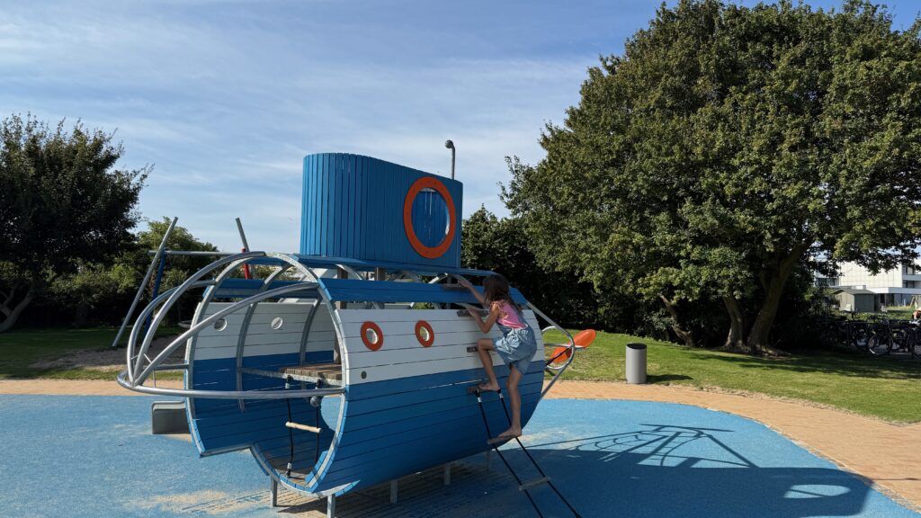 blaues Holz U-Boot zum Klettern