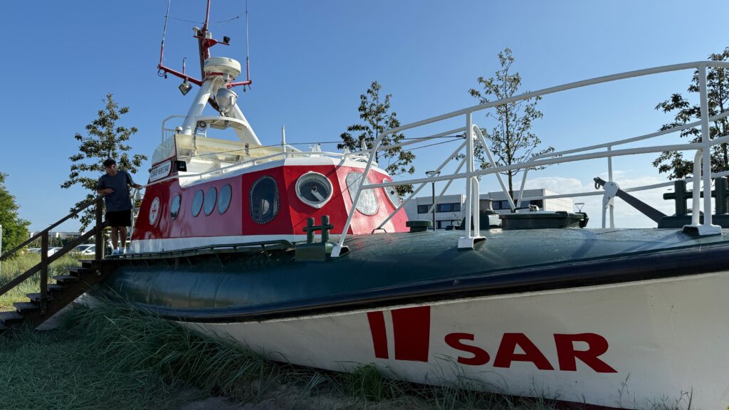 rot-weißes Seenotrettungsschiff an Land zum Spielen