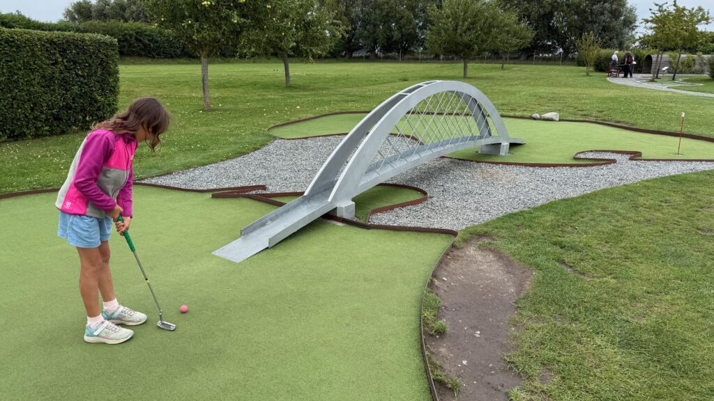 Miniatur Nachbau der Fehmarnsund Brücke als Minigold Version zum drüberzirkeln