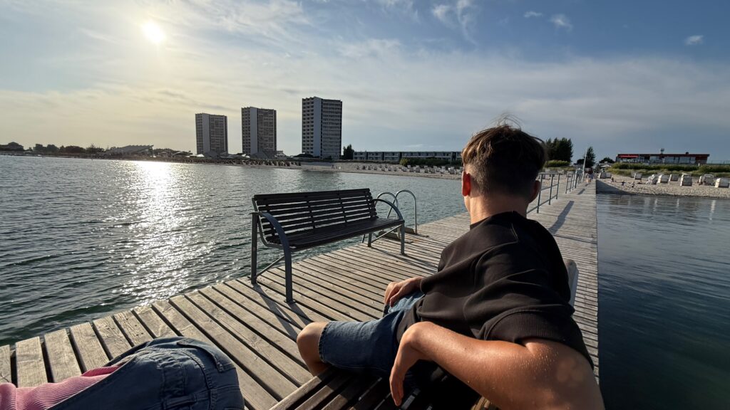 Aussicht auf die drei Hotel Türme auf dem Holzsteg, der 100m in die Ostsee ragt bei Sonnenuntergang