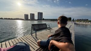 Aussicht auf die drei Hotel Türme auf dem Holzsteg, der 100m in die Ostsee ragt bei Sonnenuntergang